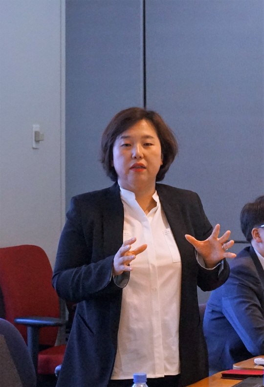 조혜수 한국오라클 애플리케이션세일즈컨설팅 전문가 HCM 클라우드 솔루션에 대해 설명하고 있다.  한국오라클 제공